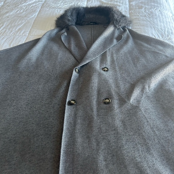 Zara Knit cape gray with faux fur collar size Medium - Picture 3 of 7